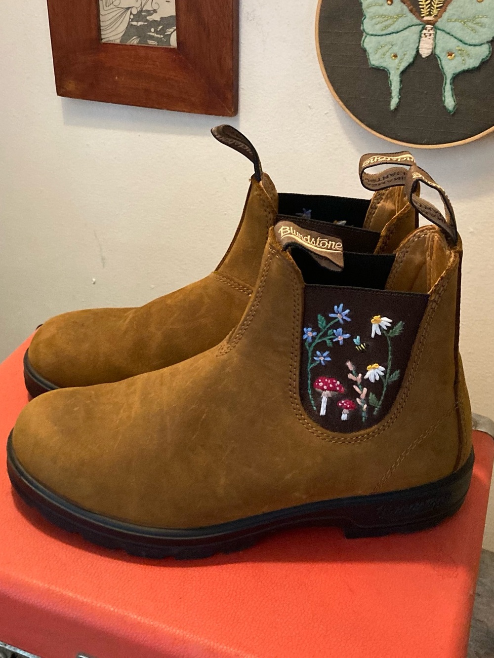 OOAK!! Embroidered Blundstone Boots Brown Leather women’s US size 9 EUC!